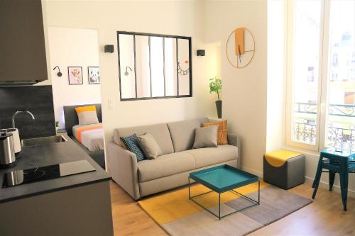 un salon avec un canapé et une table dans l'établissement Hypercentre lamartine 311, à Nice