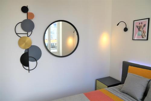 une chambre avec un miroir et un lit dans l'établissement Hypercentre lamartine 311, à Nice