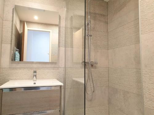 une salle de bain avec douche et lavabo dans l'établissement Hypercentre lamartine 311, à Nice