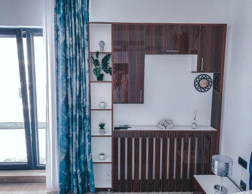 a room with a book shelf and a window at Mamaia Luxury Studio Apartment V in Mamaia