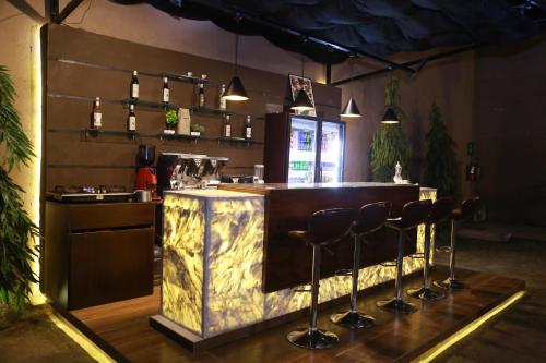 El salón o zona de bar de Ramada by Wyndham Multan