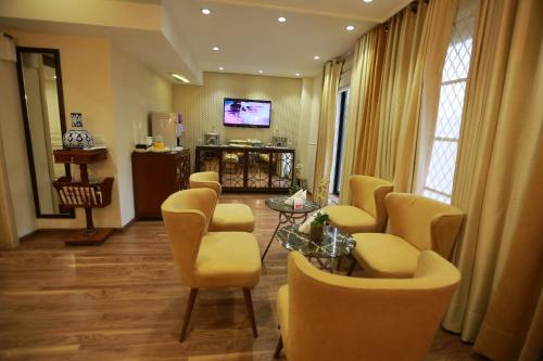 Una televisión o centro de entretenimiento en Ramada by Wyndham Multan