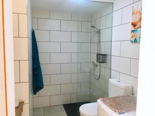 ラ・オリーバにあるApartamento La Piedra DIRECTO en Playaのトイレとシャワー付きのバスルーム