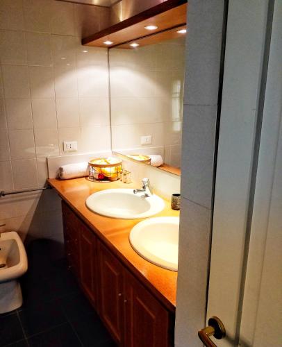 Ένα μπάνιο στο Contemporary Rooms