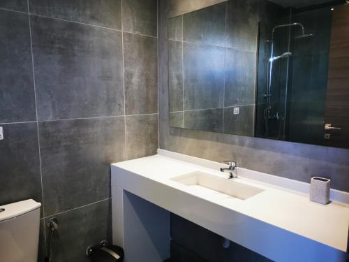 W łazience znajduje się umywalka i lustro. w obiekcie Anemona Beach apartments w Sidari