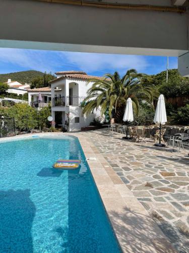 une piscine devant une villa dans l'établissement Maxima Sunset, à Sainte-Maxime