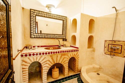 Koupelna v ubytování Hotel & Spa Riad Dar El Aila