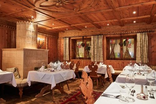uma sala de jantar com mesas com toalha de mesa branca em All In Resort Schwarzbrunn - 4 Sterne Superior em Stans