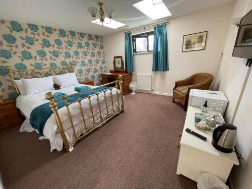 a bedroom with a bed and a desk and a bed sidx sidx sidx at Station House, Dartmoor and Coast located, Village centre Hotel in South Brent