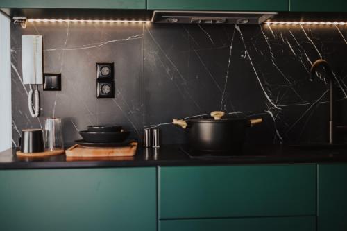 una cucina con due pentole e padelle su un bancone di K-Houses B2 ad Árta