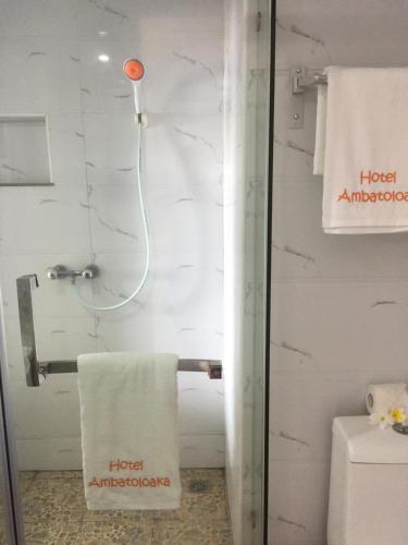 Vonios kambarys apgyvendinimo įstaigoje Hôtel Ambatoloaka