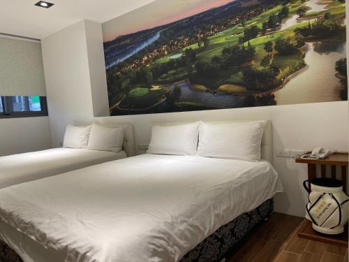 two beds in a hotel room with a painting on the wall at π 園周綠溫泉會館-泉鄉雅舍 in Jiaoxi