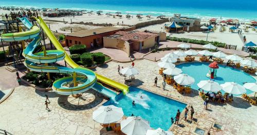 una vista aerea su uno scivolo d'acqua in un resort di Green Leaves Hotel a Dawwār Abū Duray‘ah ‘Abd al Karīm