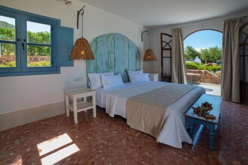 1 dormitorio con 1 cama grande y cabecero azul en Finca Maltes San José en El Pozo de los Frailes