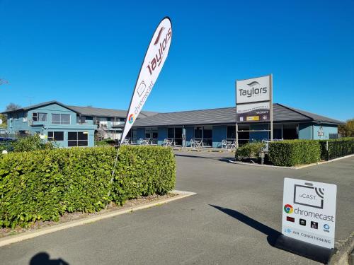 a street sign in the middle of a street at Taylors Motel in Ashburton