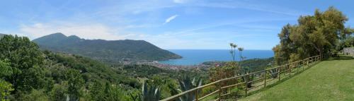 vistas al océano desde una colina en Driùs edodè - b&b affittacamere, en Torraca