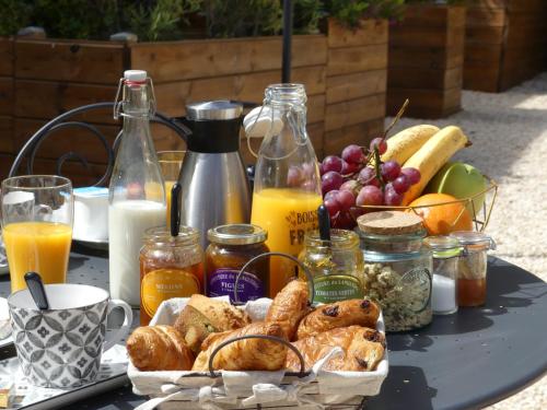 a table topped with a basket of bread and fruit at Domaine de la Vidalle in Vendres
