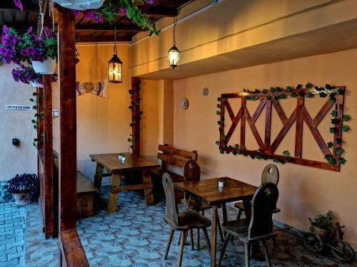 - un restaurant avec deux tables et des chaises dans une pièce dans l'établissement Pensiunea Casa Sighisoreana, à Sighişoara