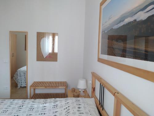 um quarto com uma cama e um quadro na parede em La Medialuna em Montespertoli