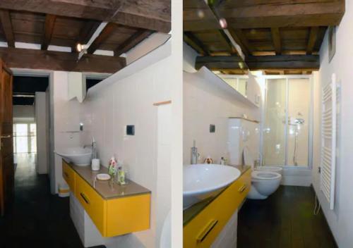 due immagini di un bagno con lavandino e servizi igienici di De' Servi Loft al Duomo a Firenze