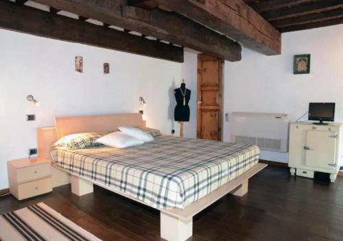 una camera con un letto e una televisione di De' Servi Loft al Duomo a Firenze