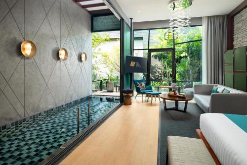 a living room with a pool in the middle at The Gems Mining Pool Villas Pattaya in Nong Prue