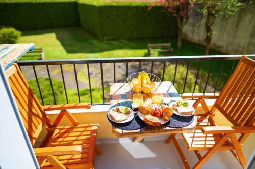 - une table avec de la nourriture et des fruits sur un balcon dans l'établissement Gare - Polygone Scientifique - Palais de Justice, à Grenoble