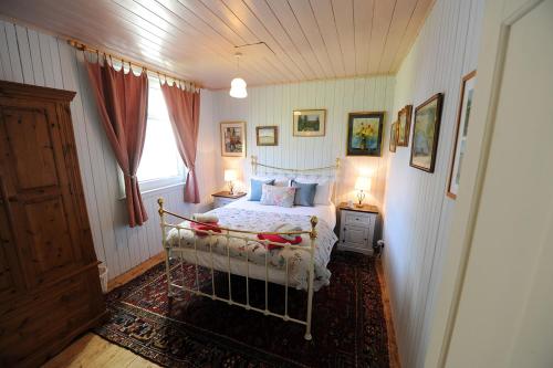 um quarto com uma cama e uma janela em The Green House at Tathhill em Beattock
