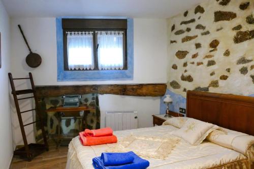 een slaapkamer met een bed met twee handdoeken erop bij El Triskel de Chumbea, alojamiento excepcional con maravillosas vistas a 5km de Béjar in Navalmoral de Béjar