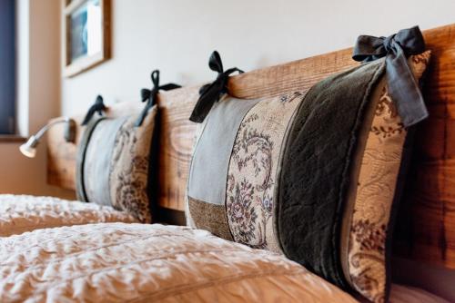 a row of pillows on a bed with bows at Refugio in Tisá