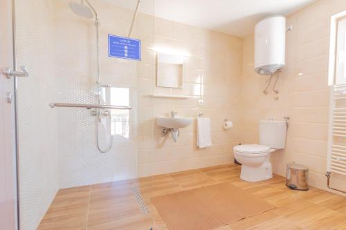 a bathroom with a shower and a toilet and a sink at Et Larum in Peštani
