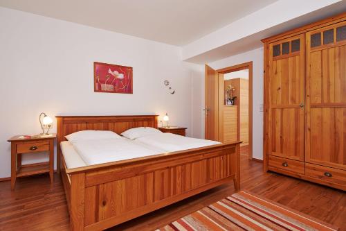 Una cama o camas en una habitación de SkyLounge Mayrhofen