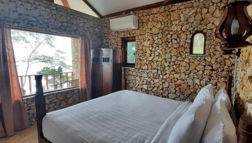 Postel nebo postele na pokoji v ubytování Edge Resort, Yogyakarta