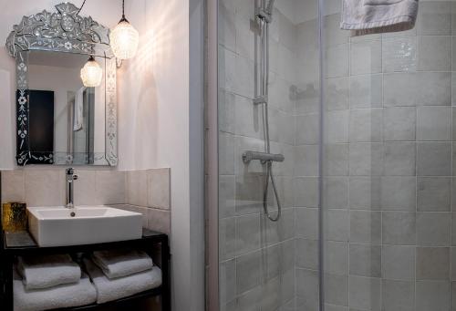Maison Gaspard - Suites et appartements de charme à Saumur tesisinde bir banyo