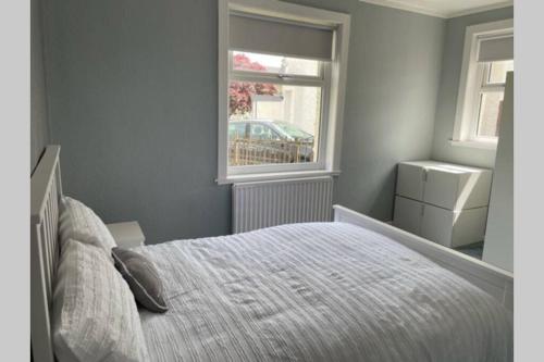 Ένα ή περισσότερα κρεβάτια σε δωμάτιο στο Beautiful two bedroom flat by the Loch
