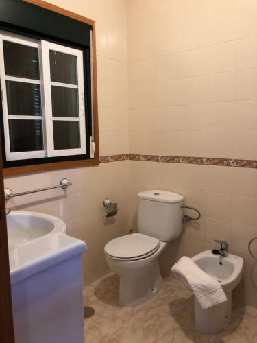 ein Bad mit einem WC und einem Waschbecken in der Unterkunft VILLA CATARINA · XuresVillas in Lobios