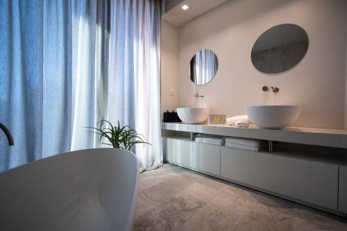 uma casa de banho com 2 lavatórios e um espelho em PICCOLA MAESTA' boutique rooms em Civitanova Marche