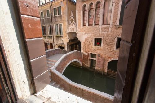 vistas a un canal de una ciudad con edificios en palazzo suite ducale, en Venecia