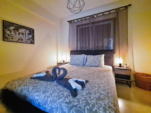 ein Schlafzimmer mit einem Bett mit zwei Handtüchern darauf in der Unterkunft Lisa's Apartment - Margarita Gardens in Paphos City