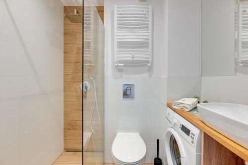 uma casa de banho com um WC, um lavatório e uma máquina de lavar roupa em Lion Apartments - Korfu em Sopot