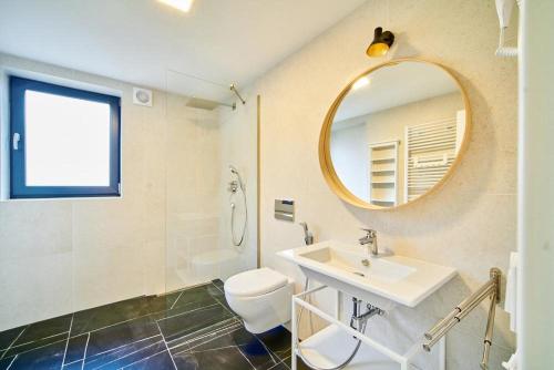 Dolcevita apartments 2 في هاراشوف: حمام مع حوض ومرحاض ومرآة