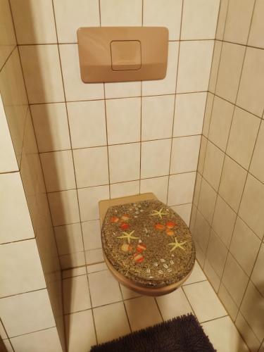 アイヒェンベルクにある7 Heavenのトイレの上に食べ物の入ったボウルが置かれた浴室