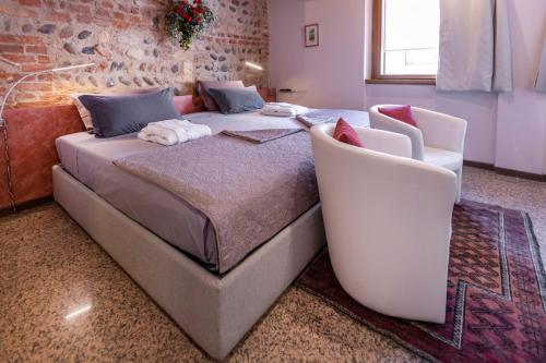 Un ou plusieurs lits dans un hébergement de l'établissement La Bella Verona Wine Suite