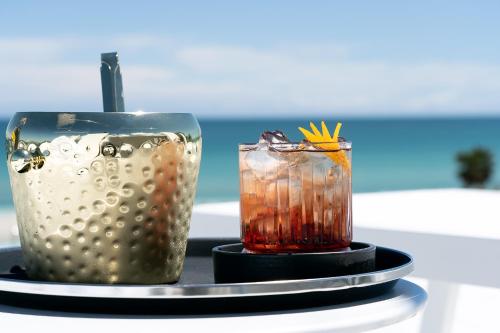 two cocktails sitting on top of a counter at PICCOLA MAESTA' boutique rooms in Civitanova Marche