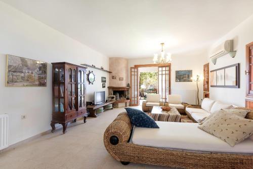 un soggiorno con un divano e un tavolo di Villa Sole Mare a Pefki Rhodes