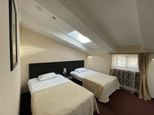 Кровать или кровати в номере Бутик Отель Модерн