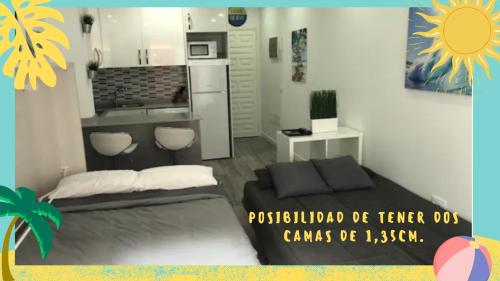 ラスパルマス・デ・グランカナリアにあるCool Canterasの小さなベッドルーム(ベッド1台付)、キッチンが備わります。