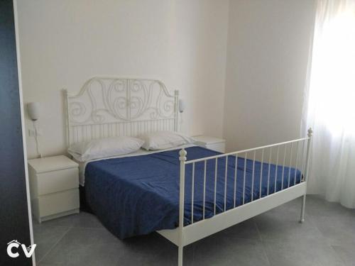 um quarto com uma cama com um edredão azul em Appartamento Caterina Finale Ligure em Finale Ligure