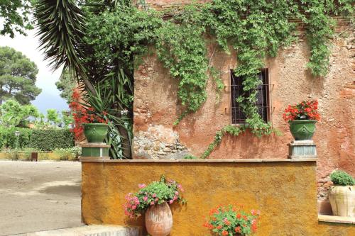 a building with potted plants on the side of it at Hotel Mas La Boella in La Canonja