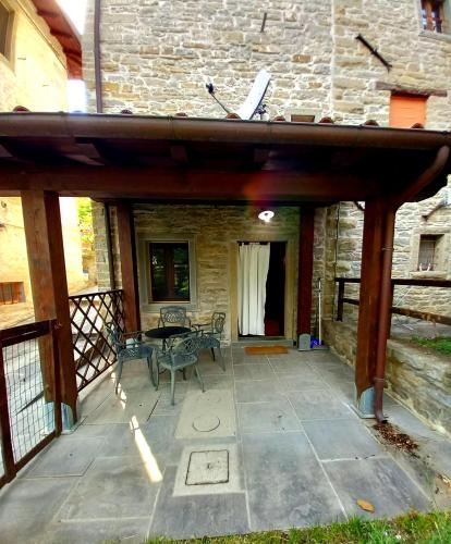 an outdoor patio with a table and chairs at CASINA LA QUERCIA in Santa Sofia